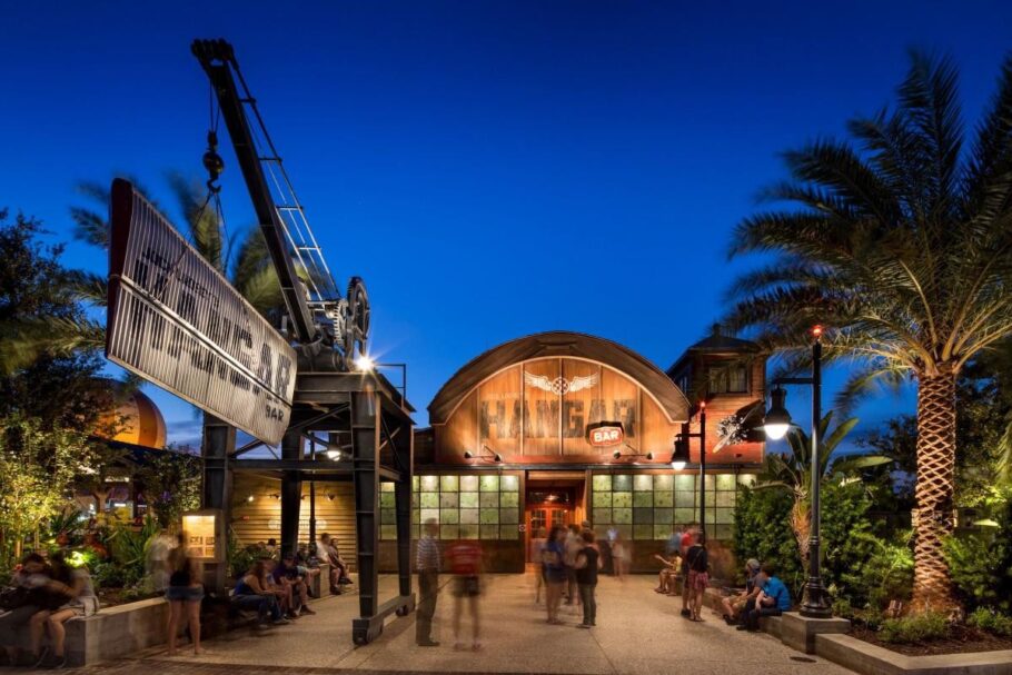 Jock Lindsey’s Hangar Bar está localizado no The Landing, em Disney Springs