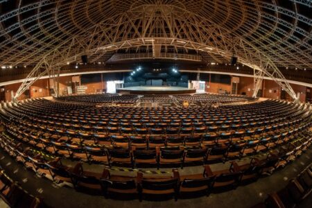 Localizado em Porto Alegre, capital do Rio Grande do Sul, o primeiro lugar na lista dos maiores teatros do Brasil, está o Auditório Araújo Vianna.