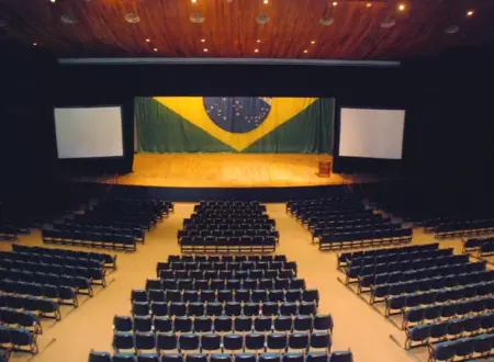 Localizado em Resende, no Rio de Janeiro, o Teatro Acadêmico de Aman foi construído, em 1990, dentro da Academia Militar das Agulhas Negras (Aman).