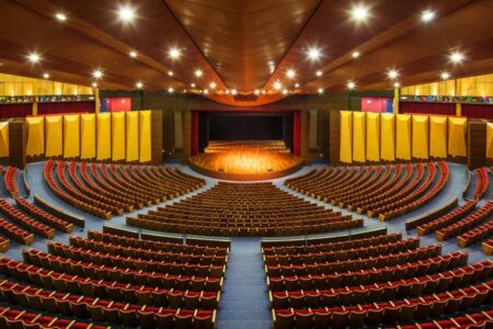 O Teatro Positivo, localizado em Curitiba, no Paraná, possui capacidade para 2,4 mil pessoas e, com isso, está em terceiro lugar na lista de maiores teatros do Brasil.