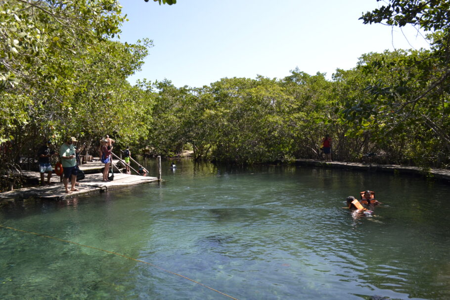 Turistas na piscina natural cristalina de água doce