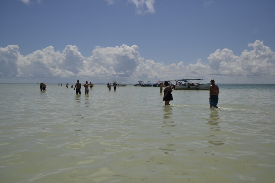 Turistas caminham por banco de areia em Punta Mosquito