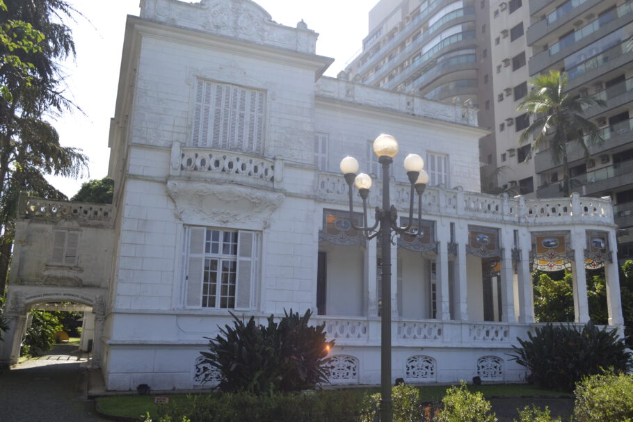 Fachada da Pinacoteca Benedicto Calixto, na orla de Santos