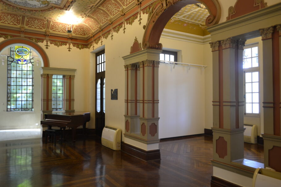 Interior do casarão que abriga a Pinacoteca Benedicto Calixto