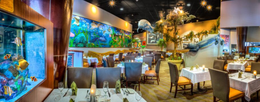 Interior do restaurante Everglades, localizado no Rosen Centre Hotel