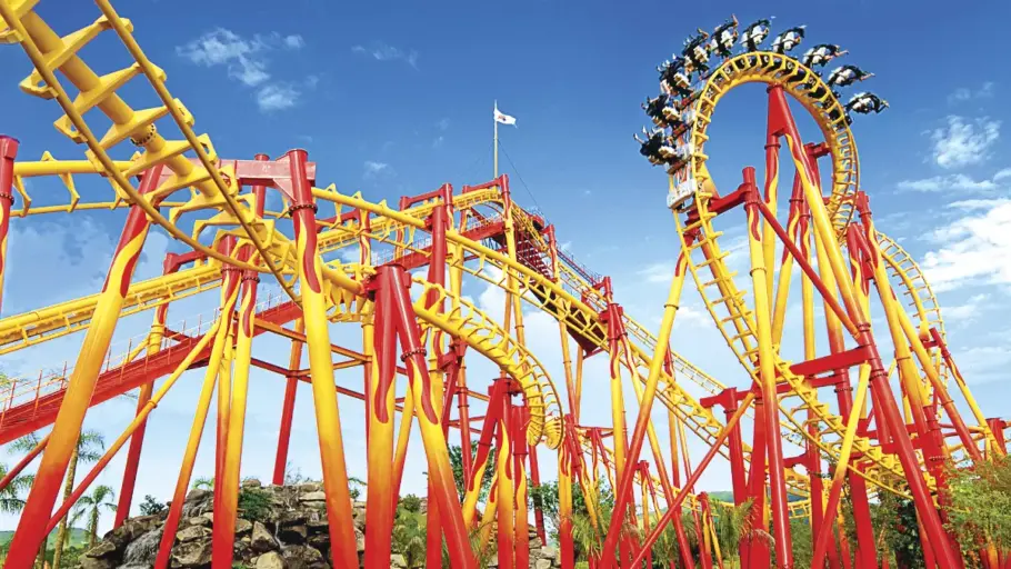 A montanha-russa FireWhip é um dos brinquedos radicais do Beto Carrero World