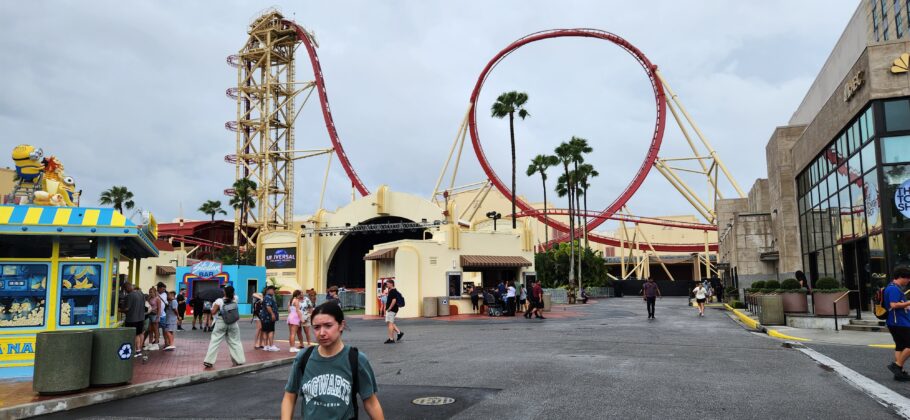 A icônica montanha-russa Hollywood Rip Ride Rockit, no parque Universal Studios Florida