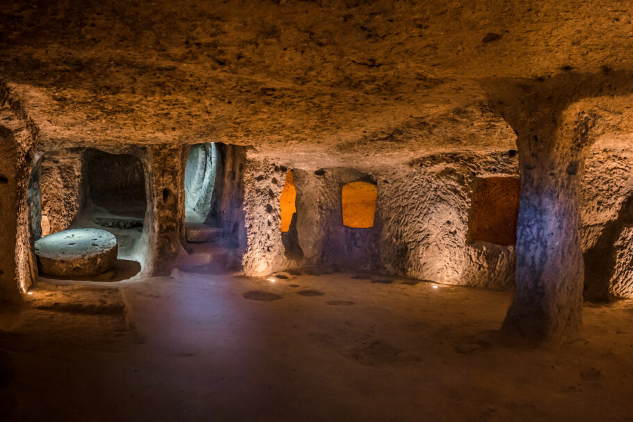 Goreme, Turquia: Explore a antiga cidade subterrânea de vários níveis de Derinkuyu, na Capadócia.