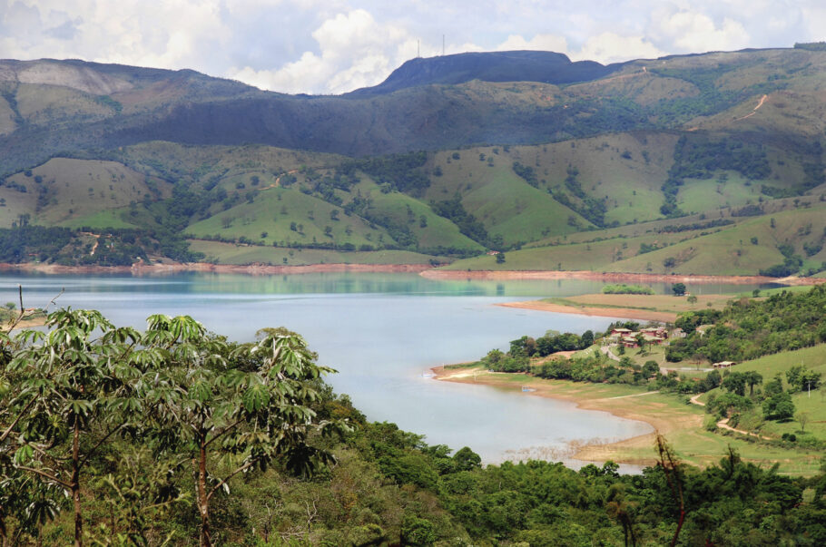 O lago perto da cidade de Capitólio faz parte da Represa de Furnas.