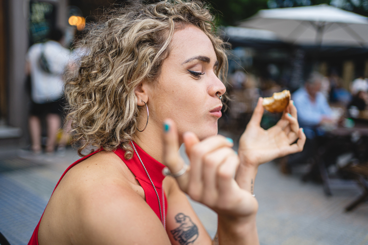 Saúde no ritmo certo: comer devagar ajuda na digestão e previne picos de açúcar no sangue