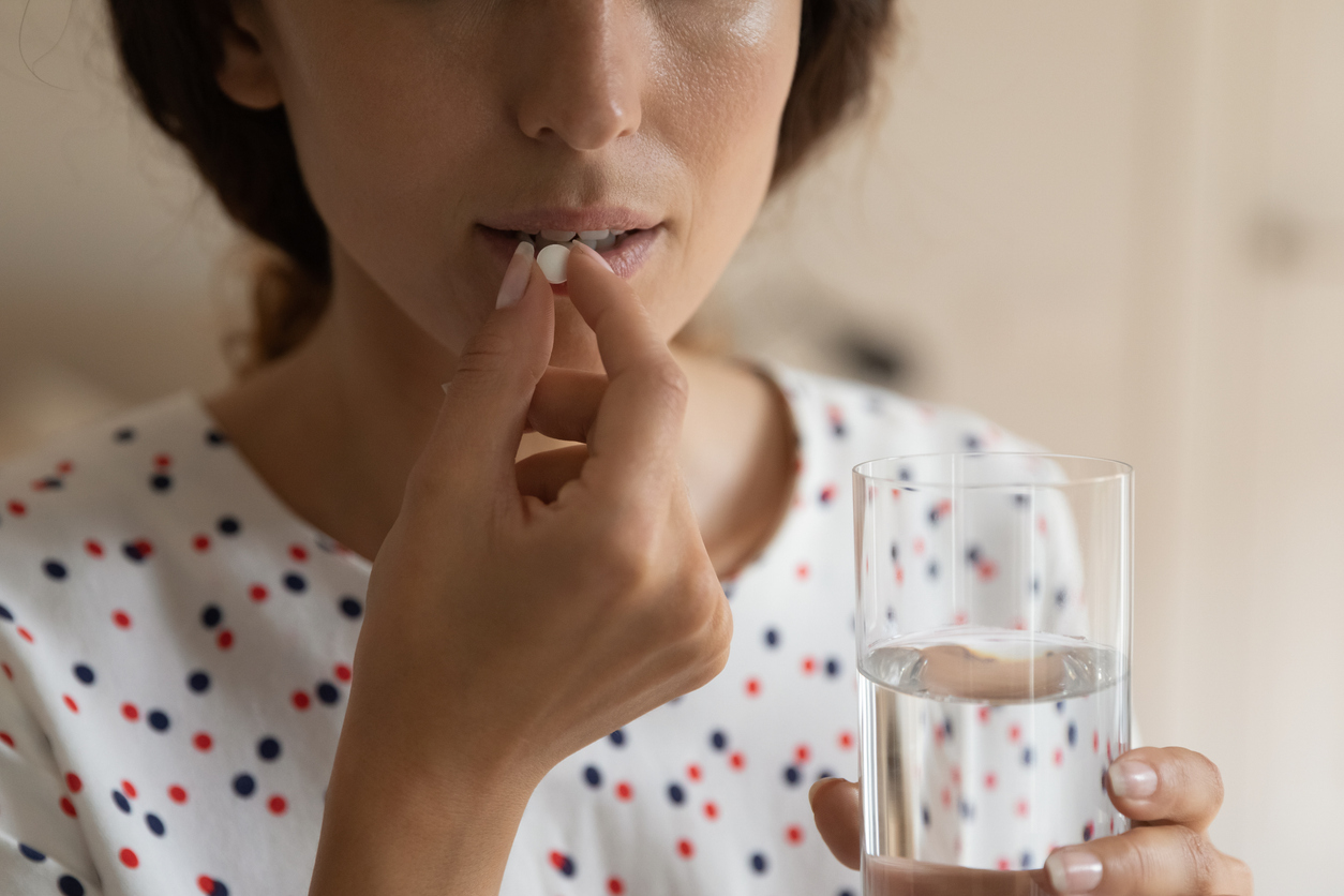 Estudos alertam que o uso excessivo de medicamentos para dormir pode comprometer a saúde do cérebro e aumentar o risco de demência