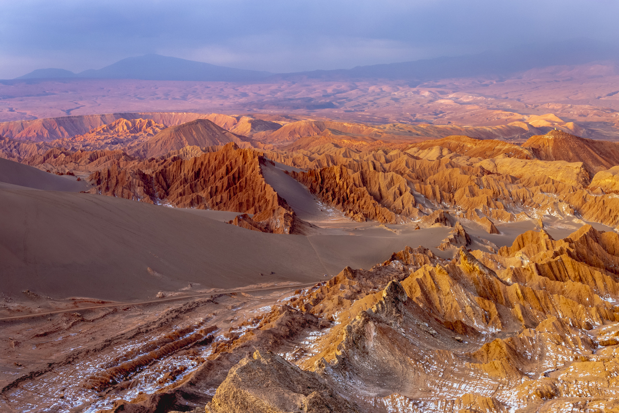 Paisagem surreal do Valle de la Luna, uma das joias do Deserto do Atacama