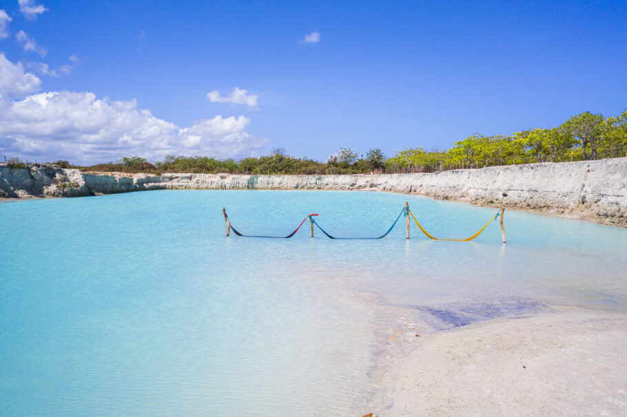 Vista aérea da lagoa de cor calcária na vila de Jericoacoara.