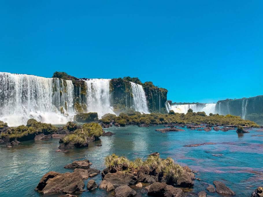 Cachoeiras de Foz do Iguaçu, água cristalina, grandes quedas d’água, vegetação, céu azul