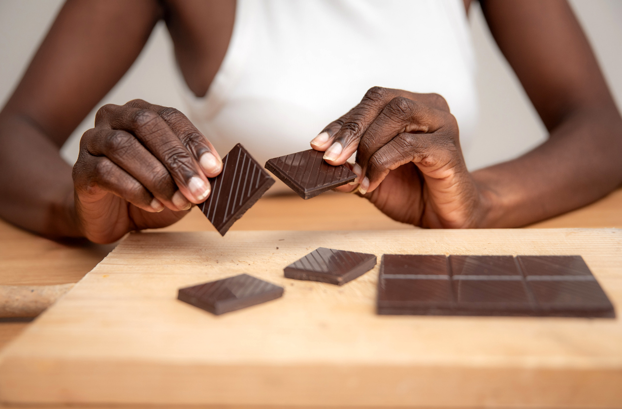 Pequenas porções de chocolate amargo promovem saúde cardiovascular com sabor e benefícios