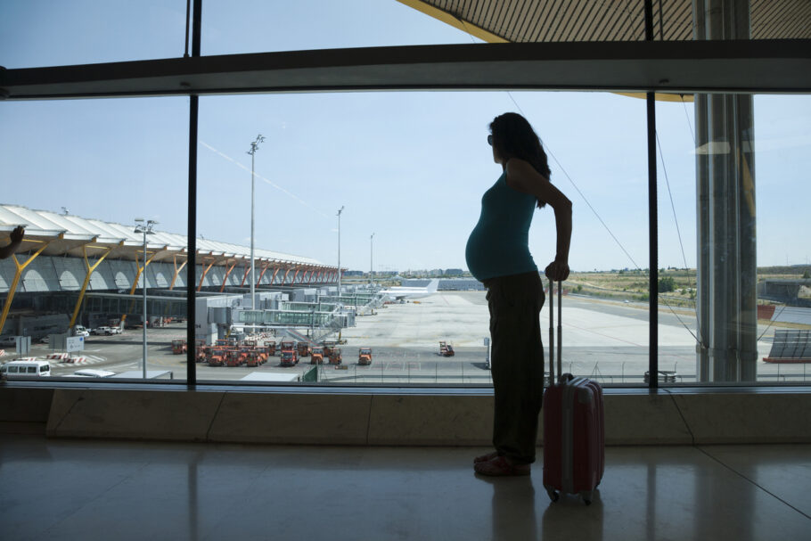 Descubra as principais regras uma mulher grávida viajar de avião, garantindo uma viagem segura e tranquila para você e seu bebê