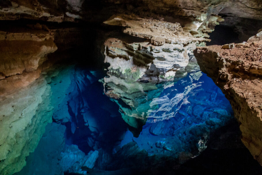 Poço Azul, caverna com água azul transparente na Chapada Diamantina – Bahia, Brasil