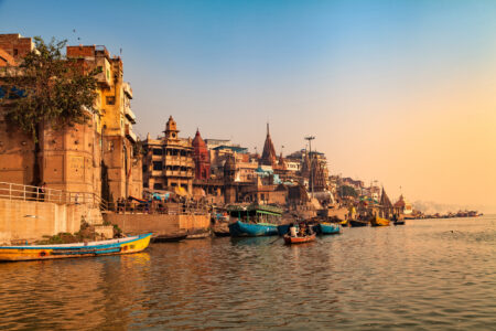 O rio Ganges, para os hindus, é muito mais que um rio que fornece sustento para indústria e agricultura.