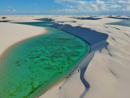 Uma das curiosidades mais interessantes dos Lençóis Maranhenses é a forma como as lagoas variam a cada ano.