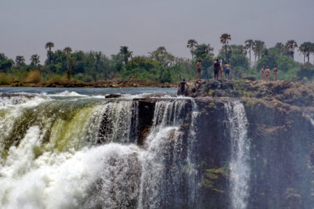 Localizada na Zâmbia, país africano, a Devi’s Pool, ou Piscina do Diabo em português, é uma piscina natural situada à beira de um precipício.