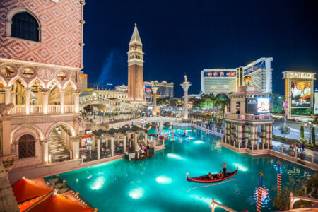 O segundo lugar fica com o The Venetian Resort Las Vegas, que possui 7092 quartos.