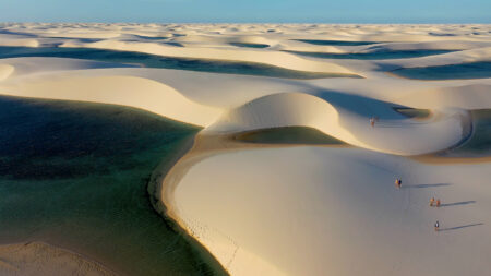 Localizados no município de Barreirinhas, os Lençóis Maranhenses são um dos pontos turísticos mais conhecidos do Brasil