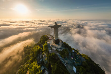 O Cristo Redentor, eleito uma das Novas Sete Maravilhas do Mundo em 2007, é um dos cartões postais do Brasil.