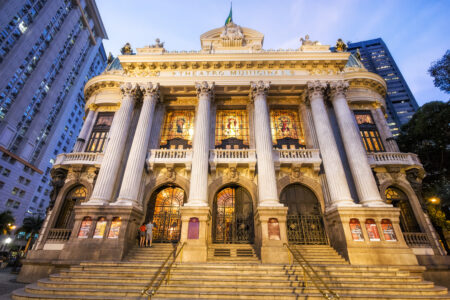 Inaugurado em 1909, o Theatro Municipal do Rio de Janeiro é um dos maiores teatros do Brasil e um dos mais incríveis.