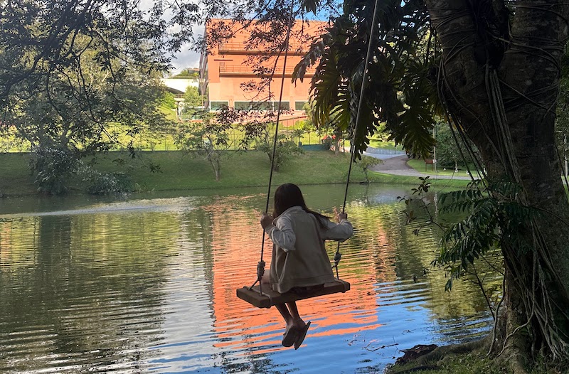 A vista do lago é um convite para relaxar e se desconectar