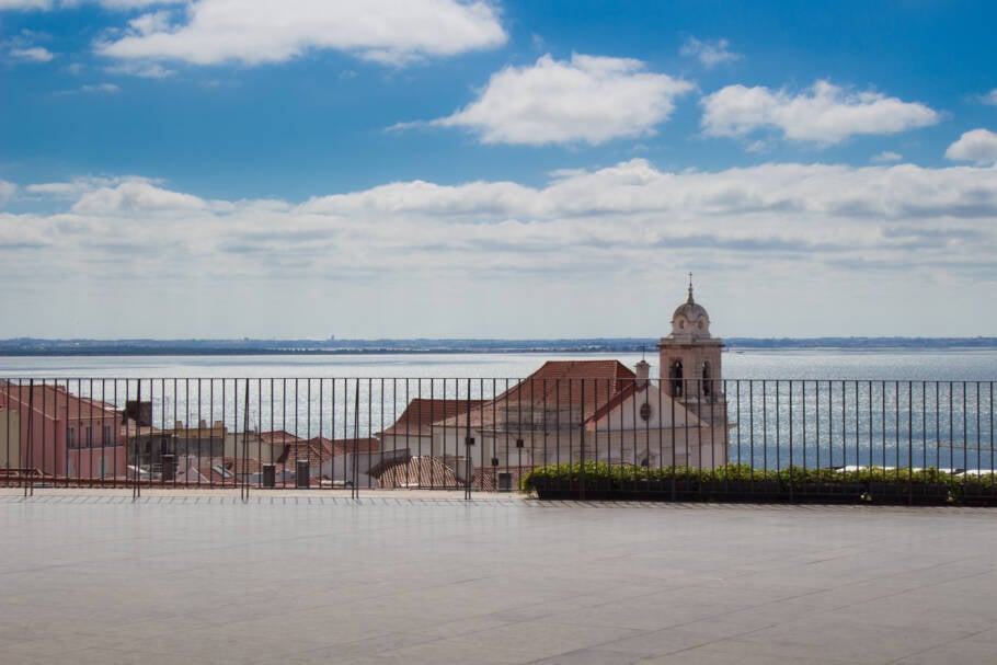 O Miradouro das Portas do Sol oferece uma vista incrível do rio Tejo