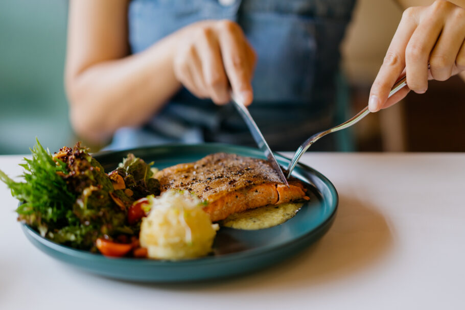 Pesquisa sugere que consumir mais de 45% das calorias depois das 17h, implica em níveis mais altos de açúcar no sangue