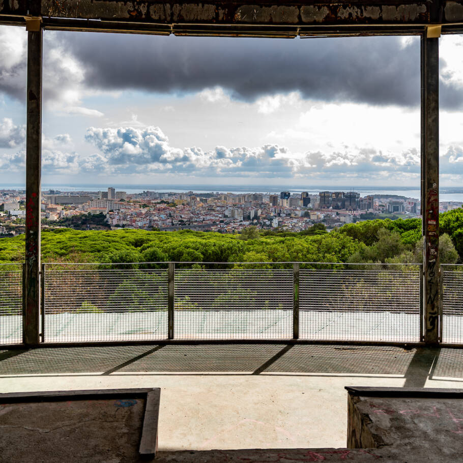 Localizado no parque florestal de Monsanto, o edifício panorâmico tem uma vista de 360º de Lisboa