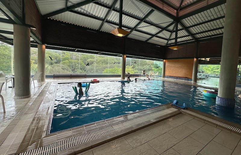 Uma das piscinas do hotel com vista para a mata