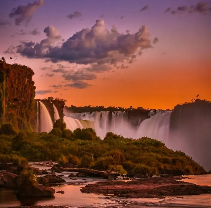 Outra experiência oferecida é o pôr do sol nas Cataratas