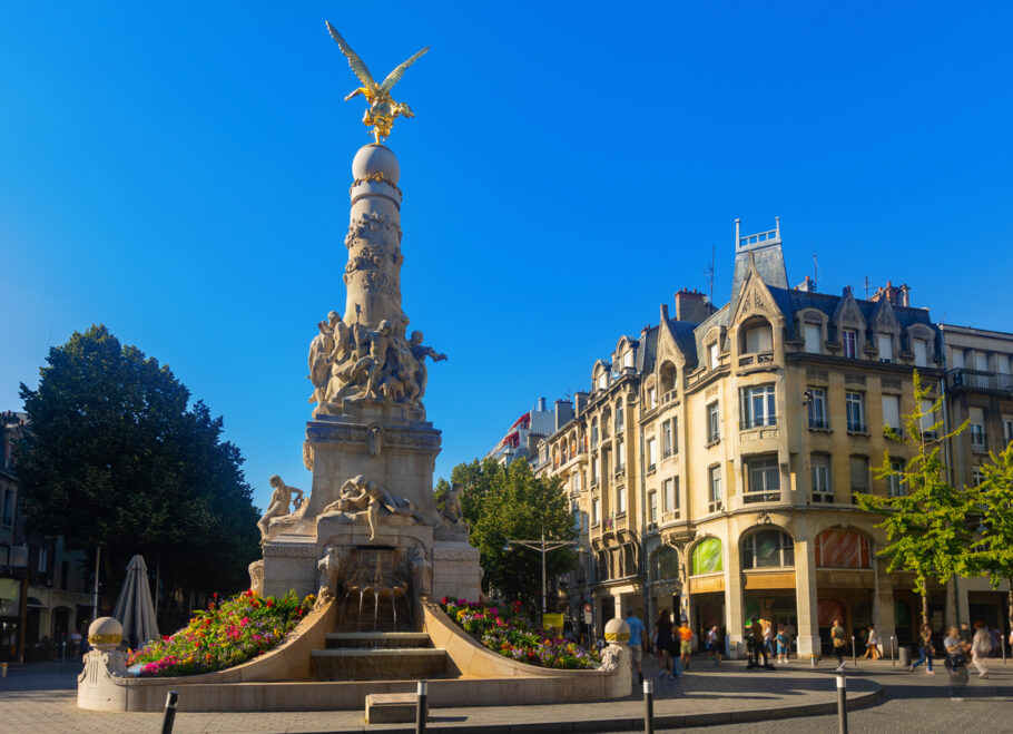 Reims, no nordeste da França, na histórica região de Champanhe-Ardenas, é um dos destinos incomuns para viajar em 2025