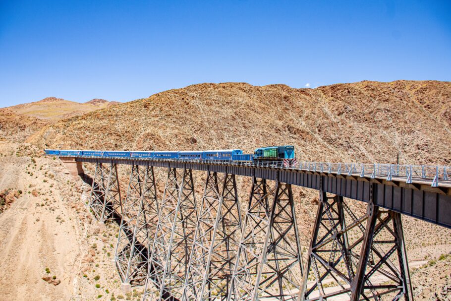 Trem das Nuvens serpenteia nas montanhas da região de Salta, a mais de 4 mil metros