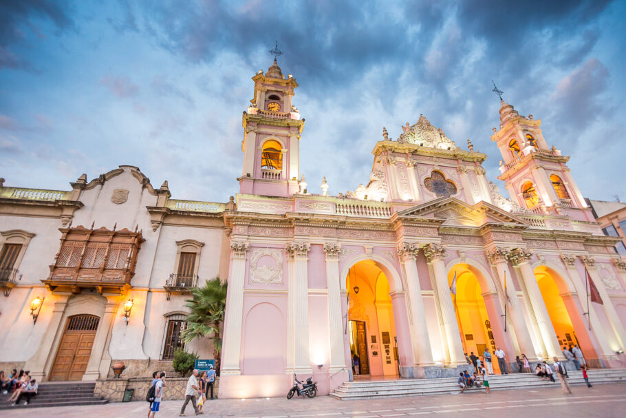 Percorrer a cidade de Salta é uma experiência que permite descobrir sua rica história, sua arquitetura colonial e sua cultura