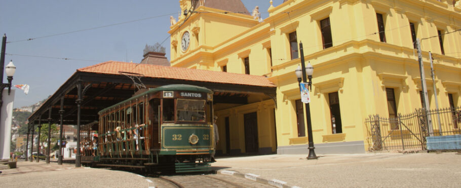 Bonde turístico faz passeios pelo Centro Histórico de Santos