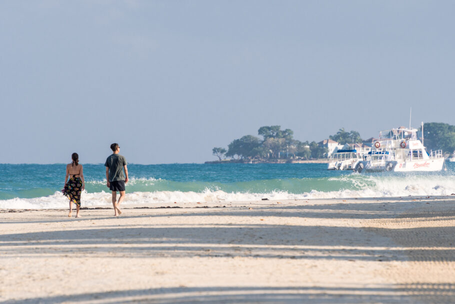 Turistas caminham pela praia de Seven Mile, em Negril