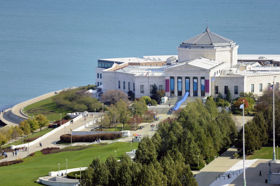 Vista panorâmica do Shedd Aquarium, com o lago Michigan ao fundo