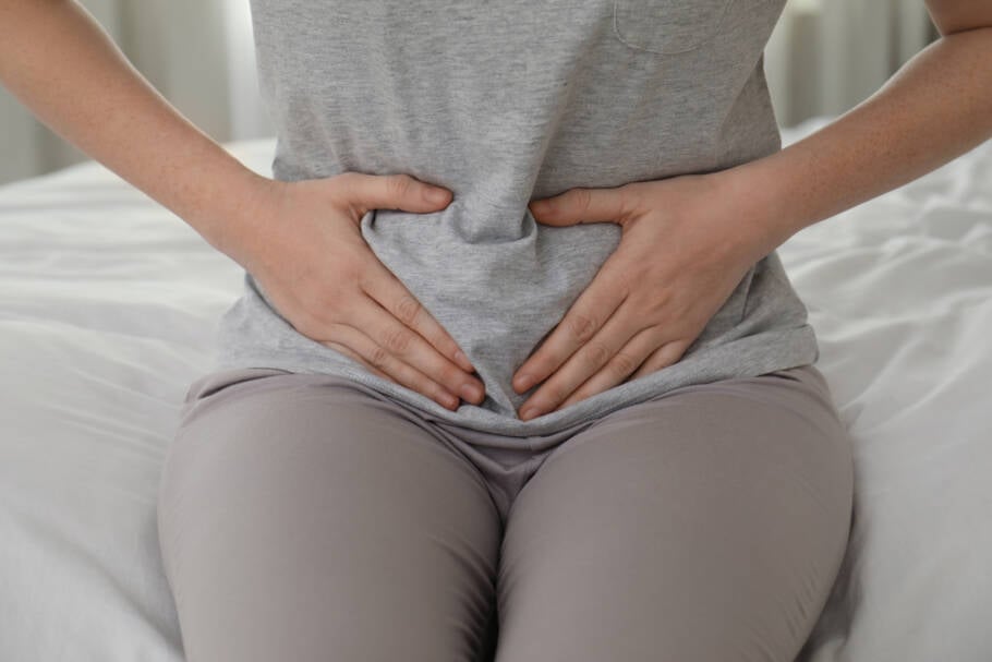 Os sintomas da síndrome das veias pélvicas incluem dor pélvica crônica e sensação de peso