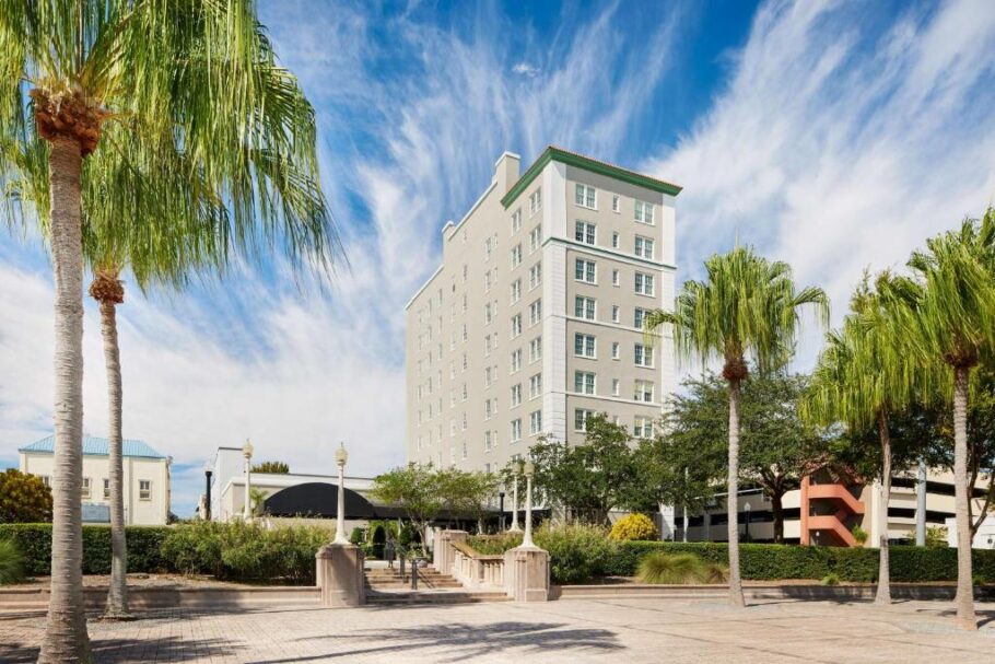 Este hotel histórico no centro da cidade de Lakeland tem vista para Lago Mirror