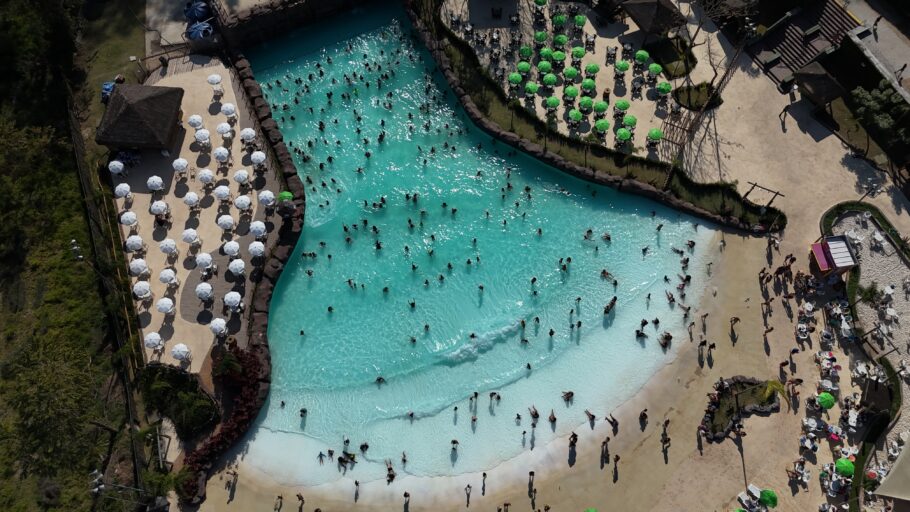 Praia da Mata oferece uma experiência de praia com piscina de ondas