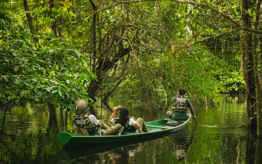 O Uakari Lodge oferece passeios de canoa em plena Amazônia