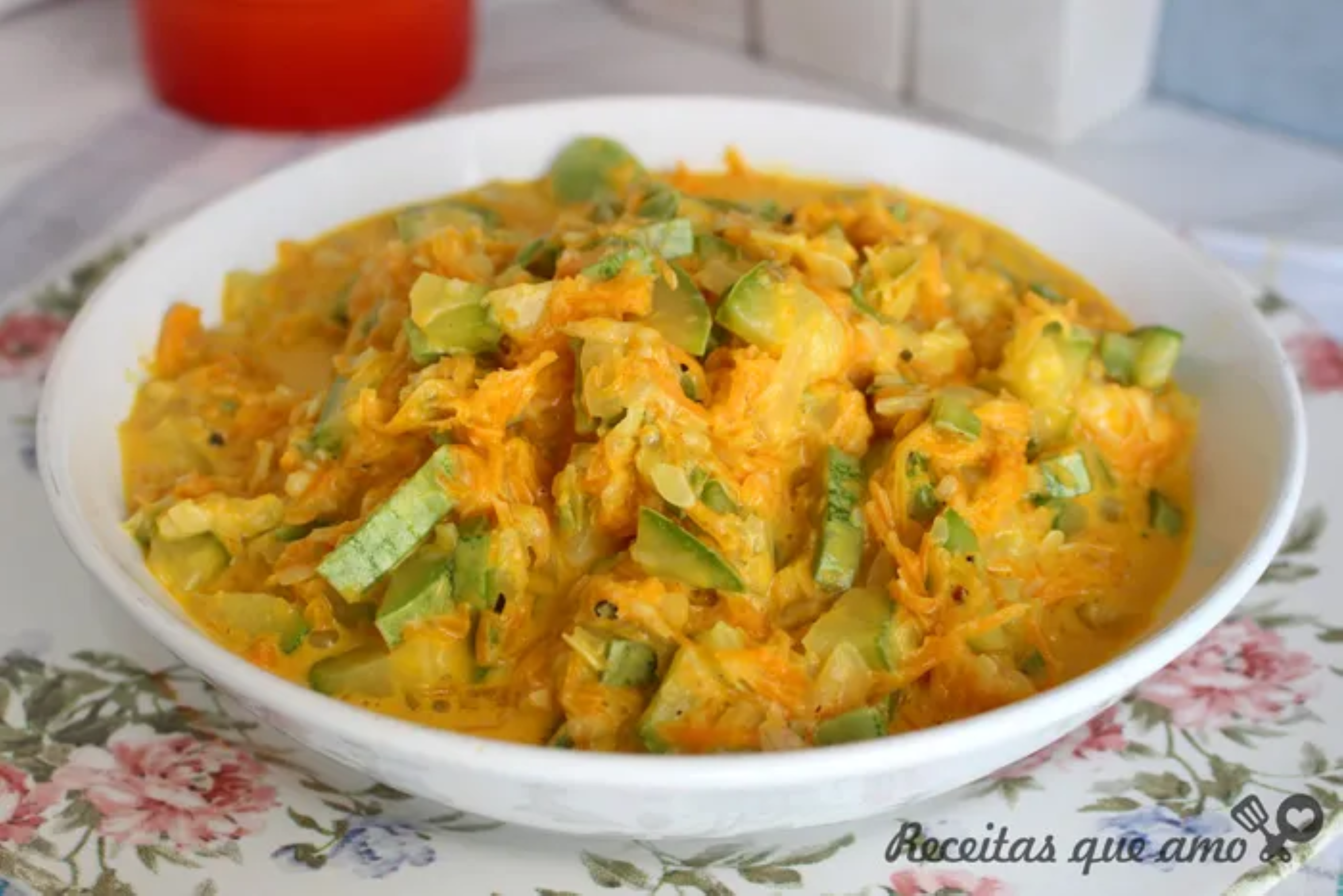 Receita deliciosa e saudável de abobrinha cremosa com cenoura super simples e prática de fazer.