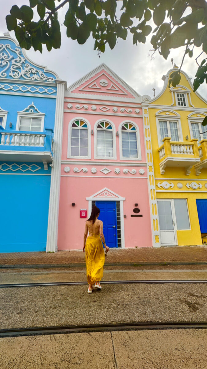 Casinhas holandesas em estilo colonial do centro de Oranjestad