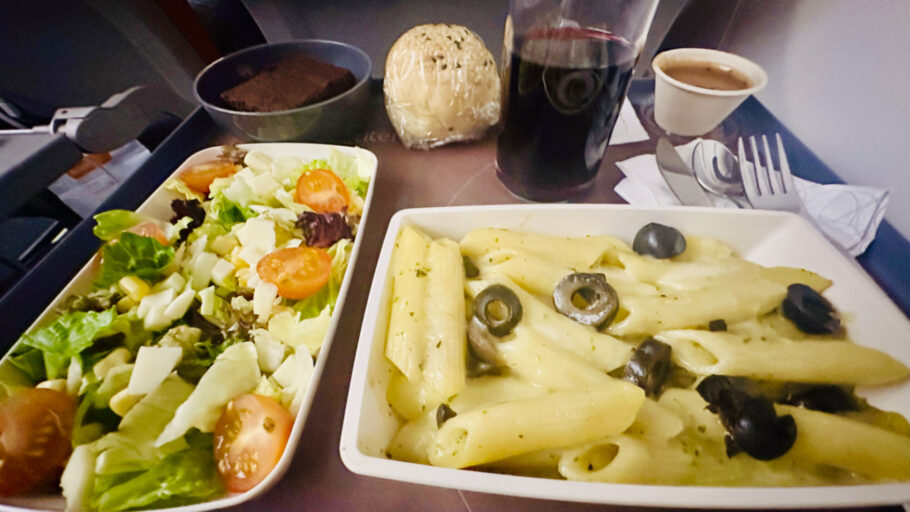 Opção vegetariana: pasta com molho branco e azeitonas, servida com vinho tinto na premium economy