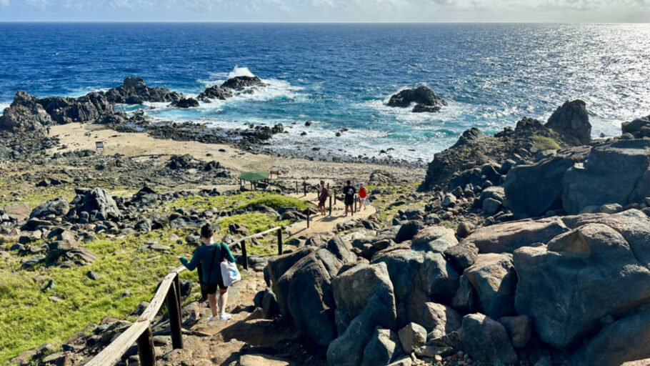 Descemos penhascos dentro do parque Arikok até chegar às picinas naturais formadas pelas rochas no mar