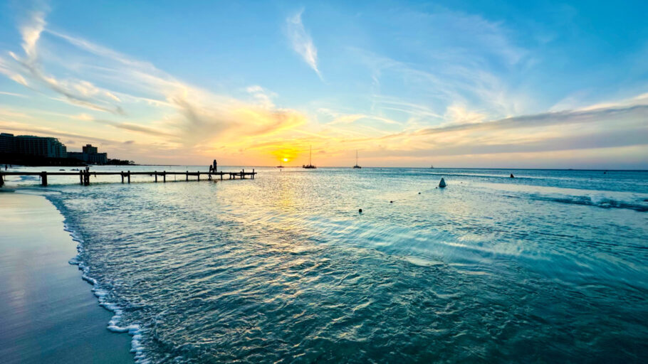 Praia de Palm Beach, onde o hotel está localizado