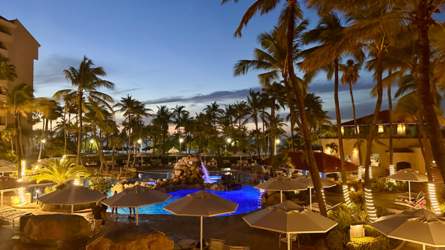 Jardim com a piscina do resort Barceló, em Aruba